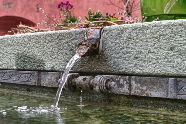Quelles sont les démarches pour installer une citerne d'eau de pluie enterrée dans un jardin?